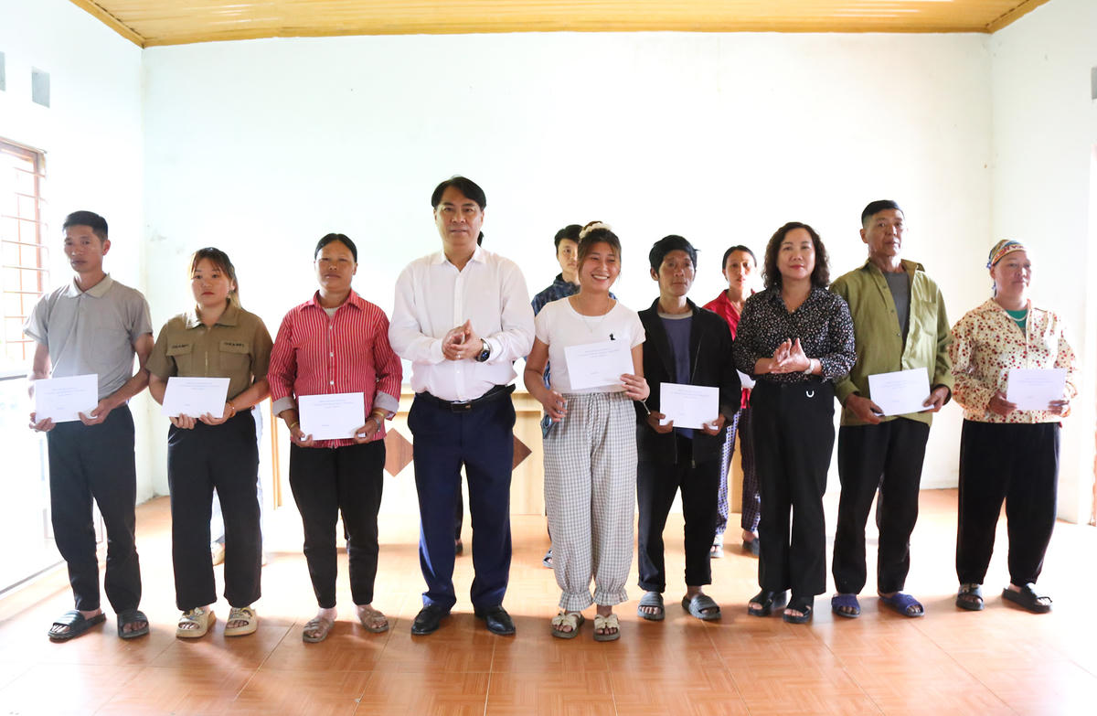 Ông Phan Thăng An trao hỗ trợ cho một số hộ nghèo ở xã Yên Thổ.