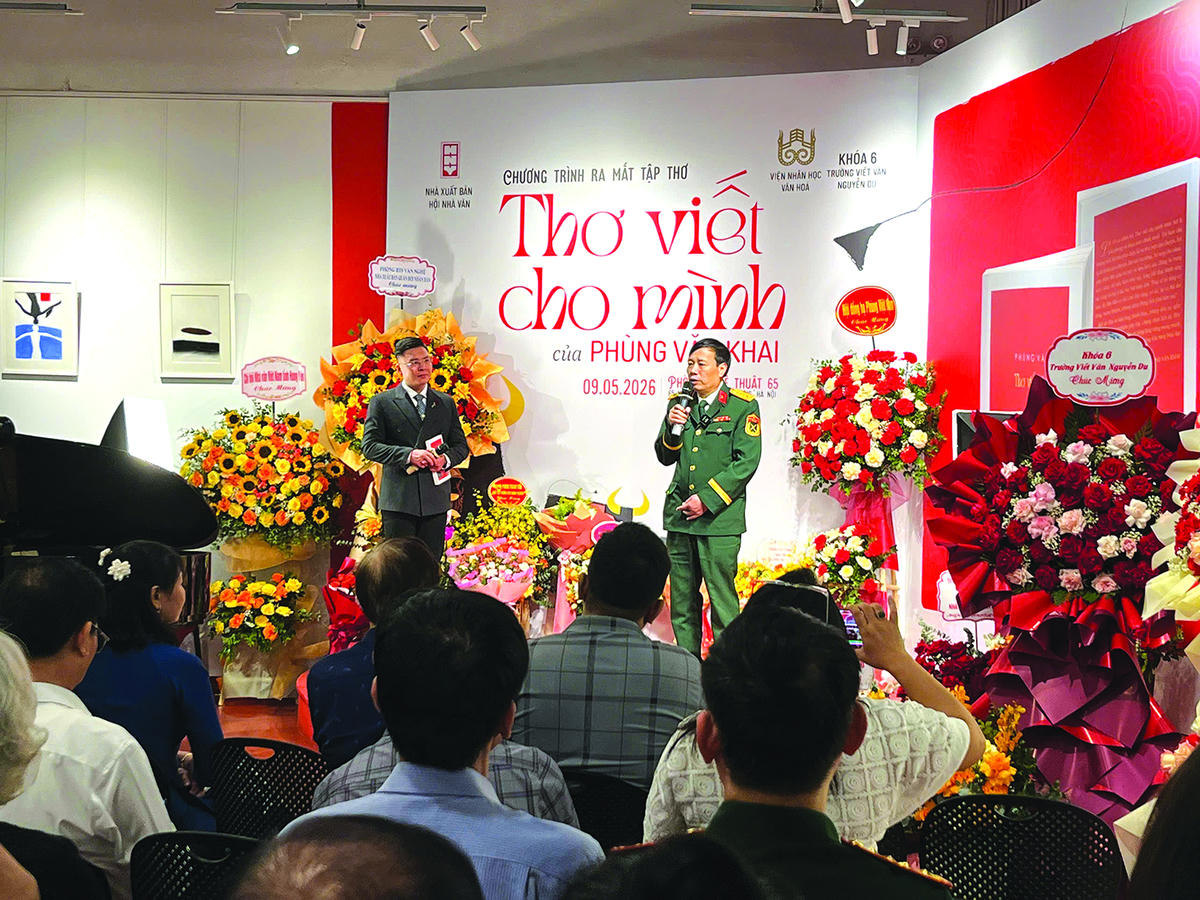 Đại tá, nhà văn Phùng Văn Khai chia sẻ tại buổi ra mắt tập thơ.