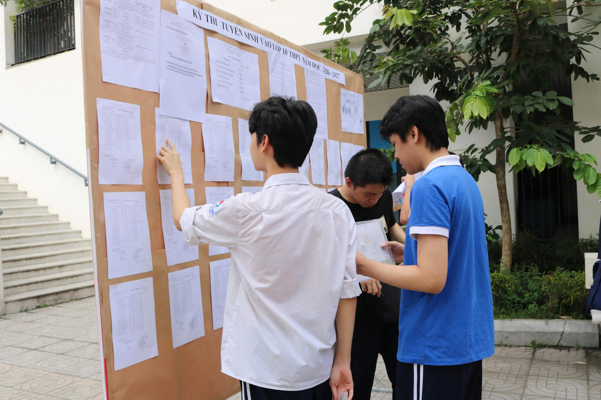 Thí sinh tập trung tại khu vực niêm yết phòng thi, số báo danh trước khi lên phòng thi nghe phổ biến quy chế thi.