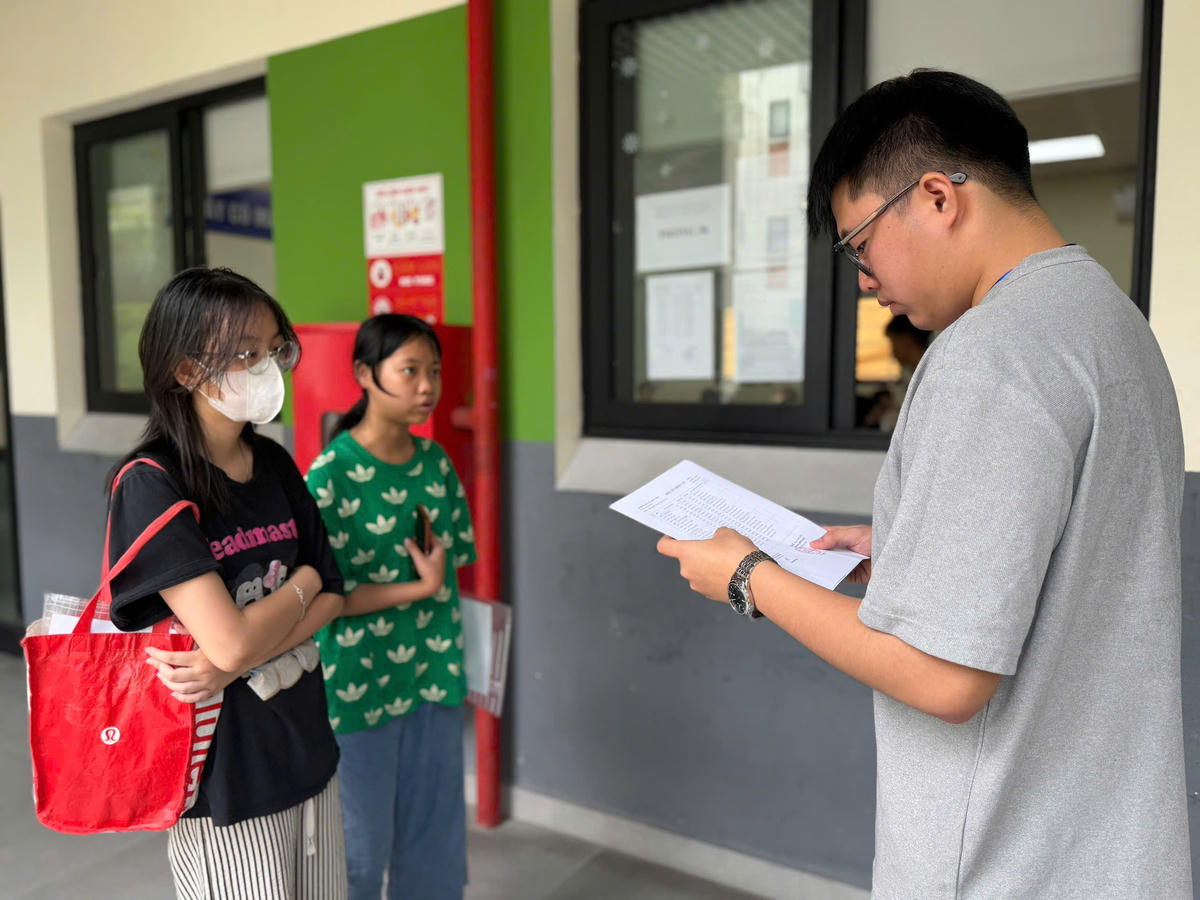 Giám thị gọi thí sinh vào phòng làm thủ tục dự thi.