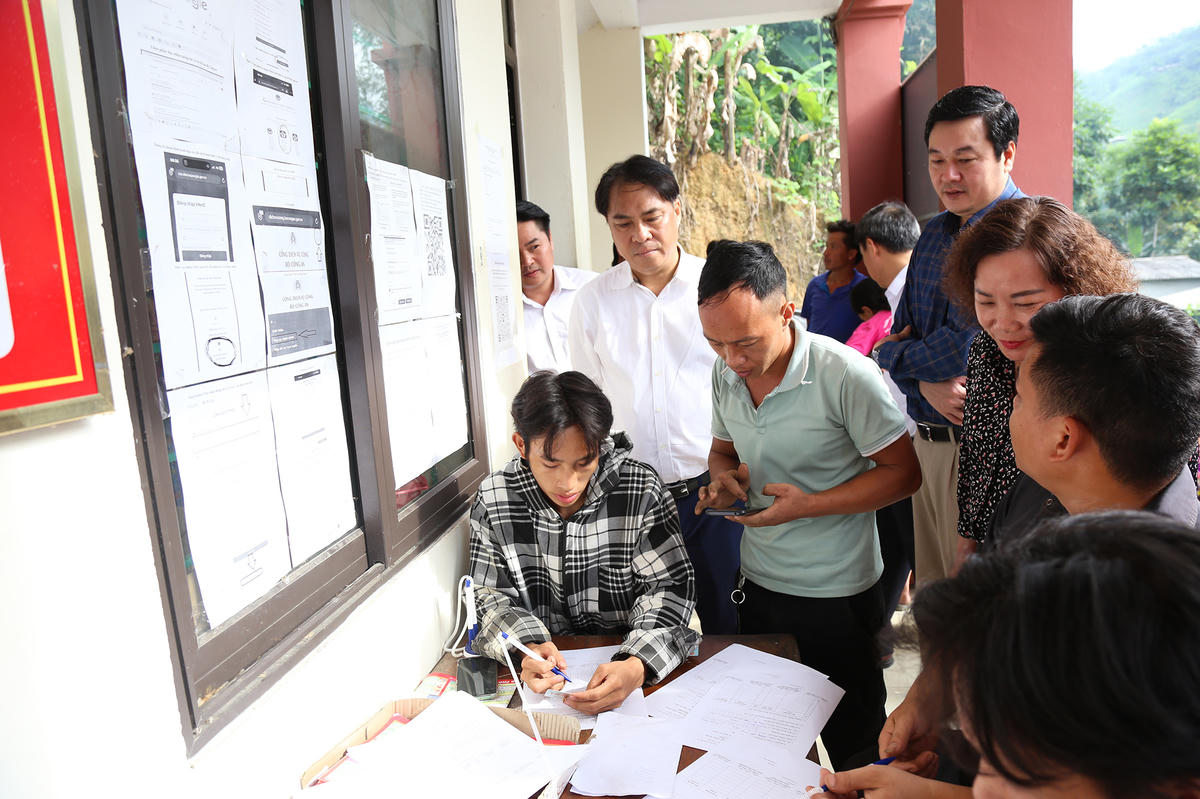 Bí thư Tỉnh ủy Cao Bằng thăm, trao kinh phí hỗ trợ người nghèo tại 4 xã khó khăn vùng cao phía Tây