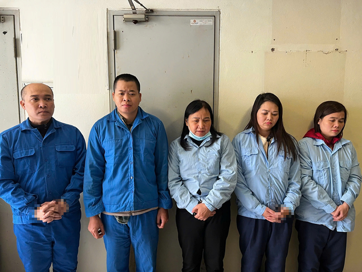 Từ trái qua phải, các bị cáo: Đỗ Doãn Tiến, Đỗ Đình Long, Nguyễn Thị Huy, Bùi Lan Anh và Nguyễn Thị Bích - Ảnh: CAHN.
