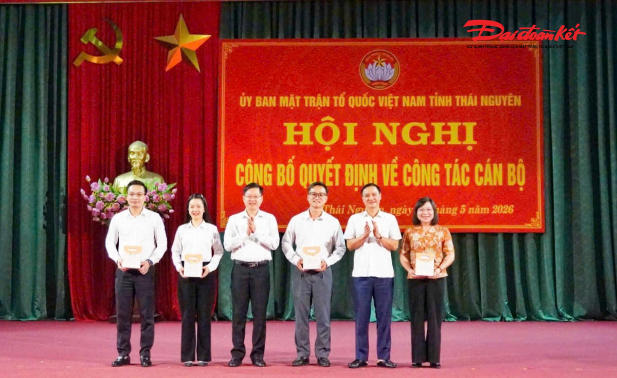 Lãnh đạo Ủy ban MTTQ Việt Nam tỉnh Thái Nguyên trao quyết định cho các cán bộ được luân chuyển công tác.