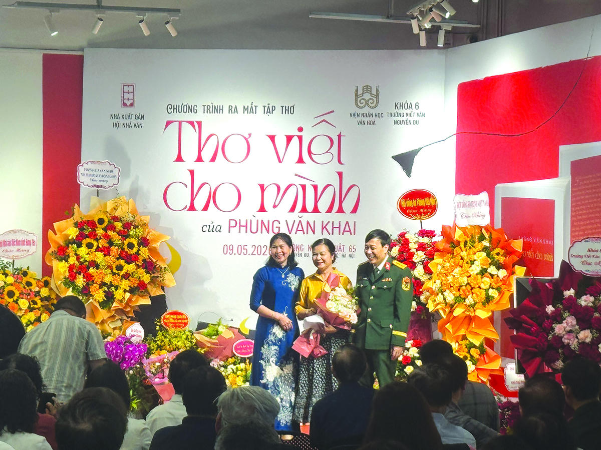 Quang cảnh buổi ra mắt tập thơ của Phùng Văn Khai.