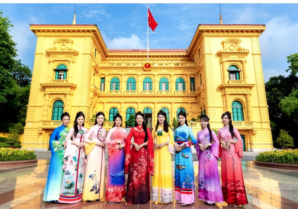 NTK Vũ Thảo Giang (áo đỏ đứng giữa) với bộ sưu tập áo dài mang đậm bản sắc dân tộc Việt Nam. Ảnh: NVCC