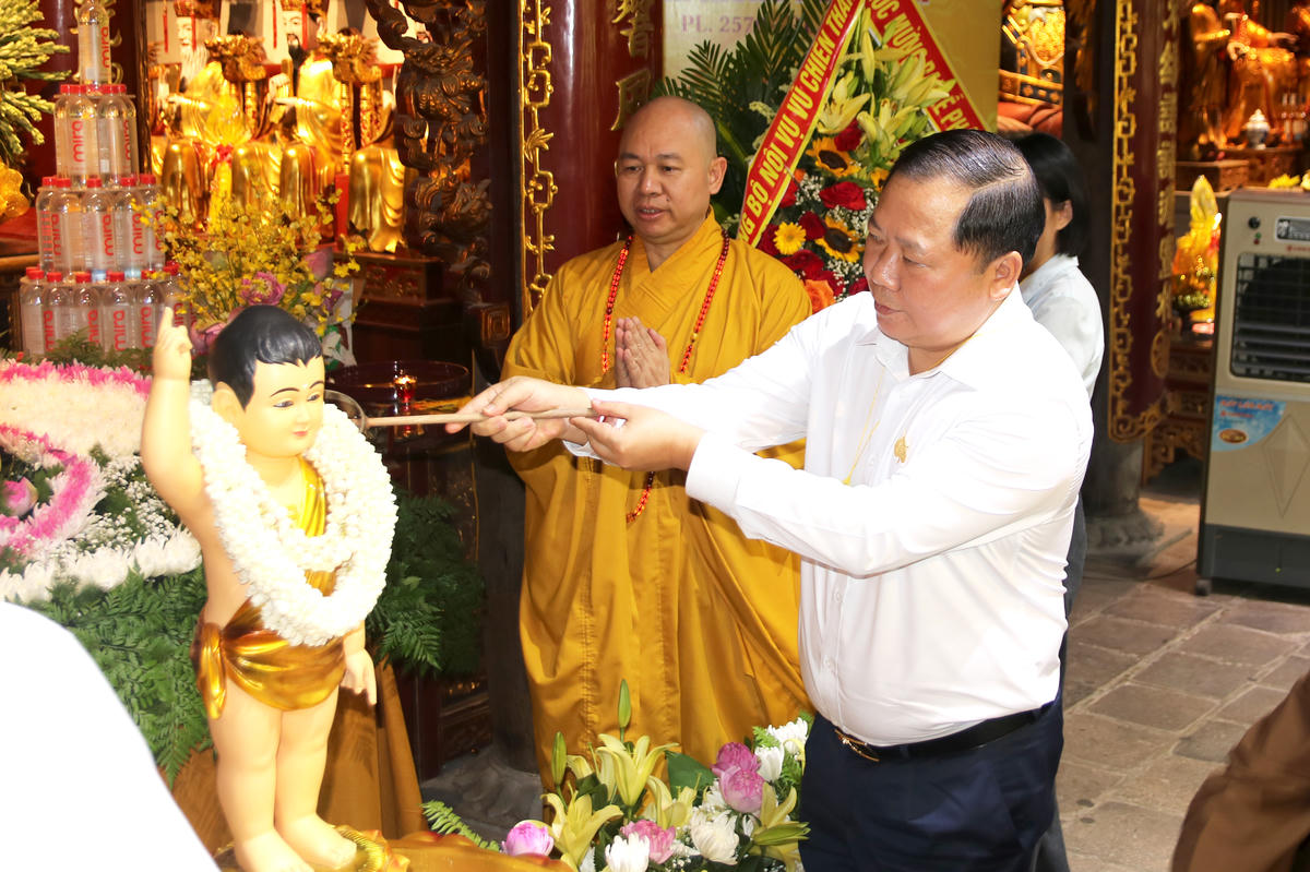 Phó Chủ tịch Nguyễn Phi Long thực hiện nghi thức tắm Phật tại&nbsp;chùa Phật Tích.