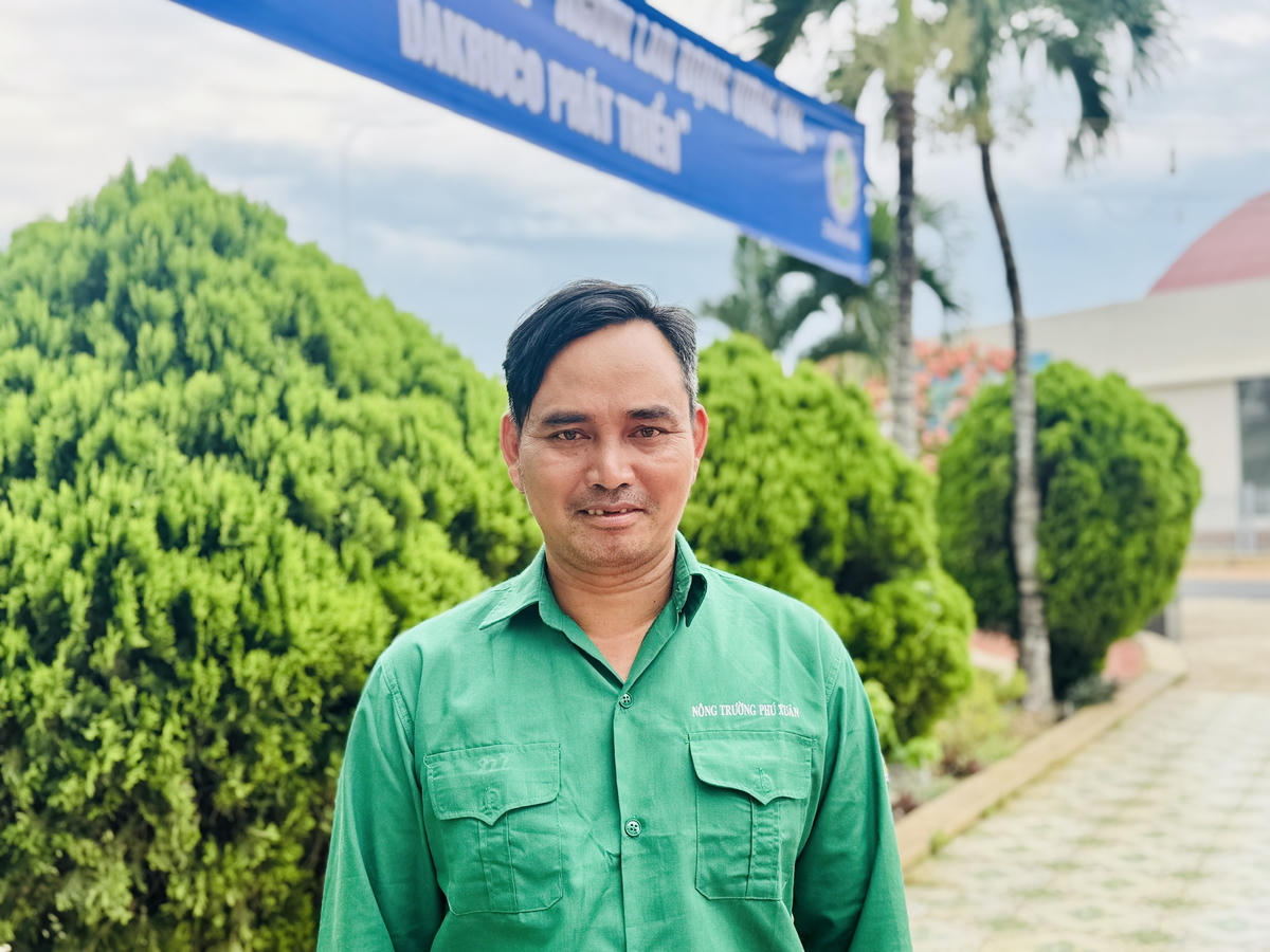  Anh Y Mot Ayun – công nhân đang làm việc tại Chi nhánh Công ty Cổ phần Cao su Đắk Lắk - Nông trường Phú Xuân- người gắn bó với Công ty Cao su Đắk Lắk hơn 23 năm.