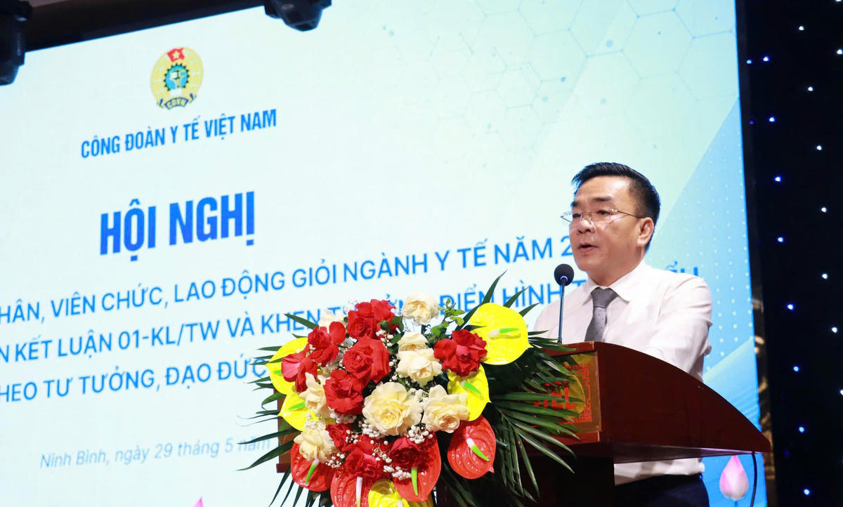 TS. BS Lương Duyên Tâm, Chủ tịch Công đoàn Y tế Việt Nam phát biểu tại hội nghị. Ảnh: PV