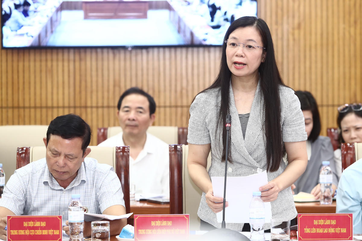 Bà Nguyễn Thị Thu Hiền, Phó Chủ tịch Trung ương Hội Liên hiệp phụ nữ Việt Nam góp ý tại hội thảo. Ảnh: Lê Khánh