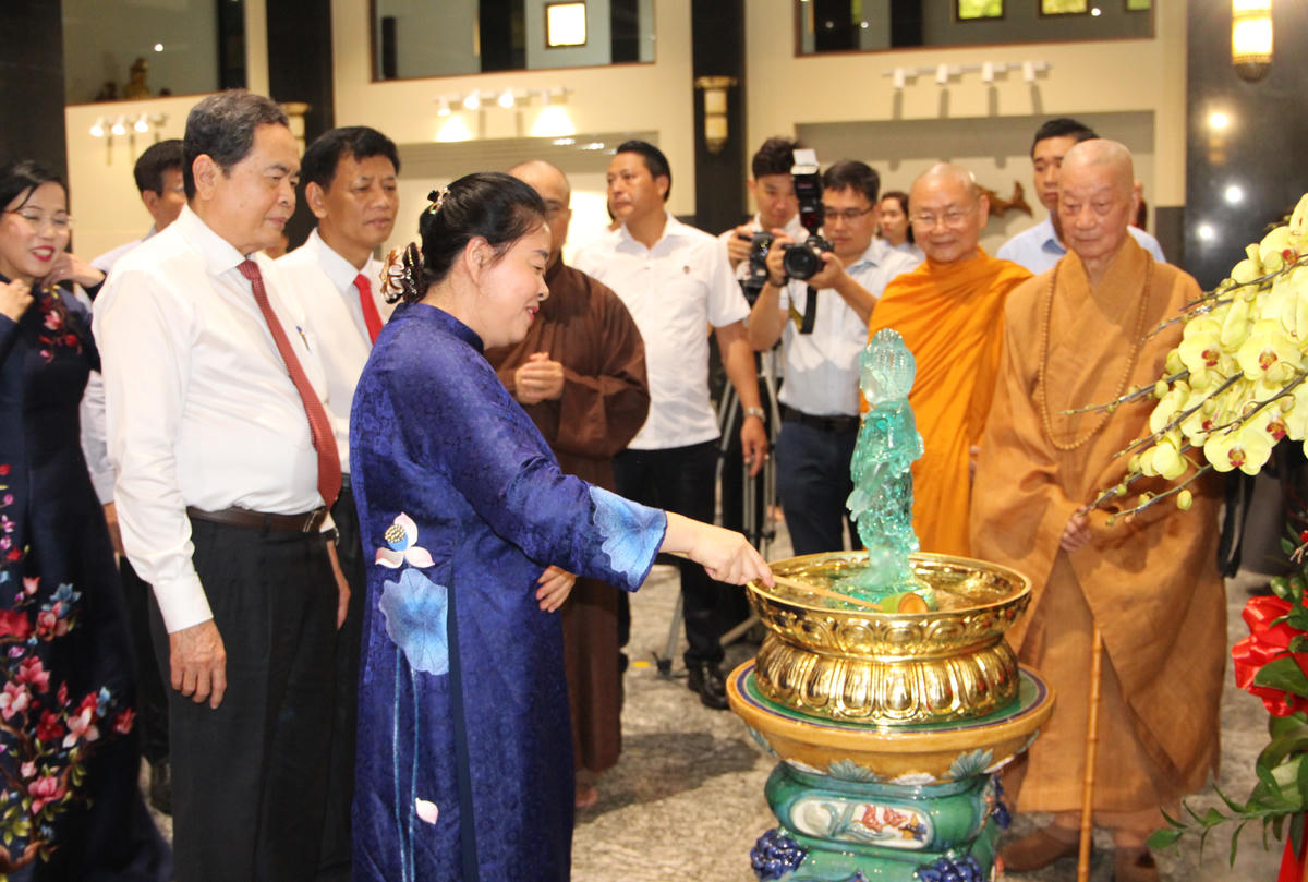 Chủ tịch Quốc hội Trần Thanh Mẫn và Chủ tịch UBTƯ MTTQ Việt Nam Bùi Thị Minh Hoài thực hiện nghi lễ tắm Phật tại chùa Huê Nghiêm. Ảnh: Q.Đ.