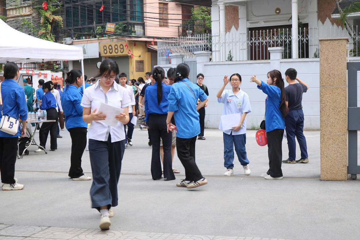 Tại điểm thi Trường THCS Nguyễn Trường Tộ (Đống Đa), nhiều học sinh có mặt từ sớm cùng phụ huynh để tranh thủ ghi nhớ vị trí phòng thi, kiểm tra lại giấy tờ tùy thân.&nbsp;