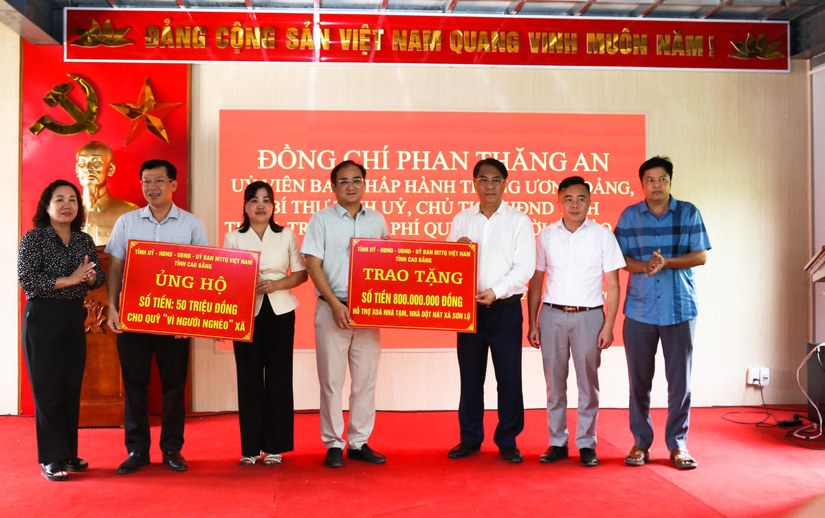 Bí thư Tỉnh ủy Cao Bằng thăm, trao kinh phí hỗ trợ người nghèo tại 4 xã khó khăn vùng cao phía Tây