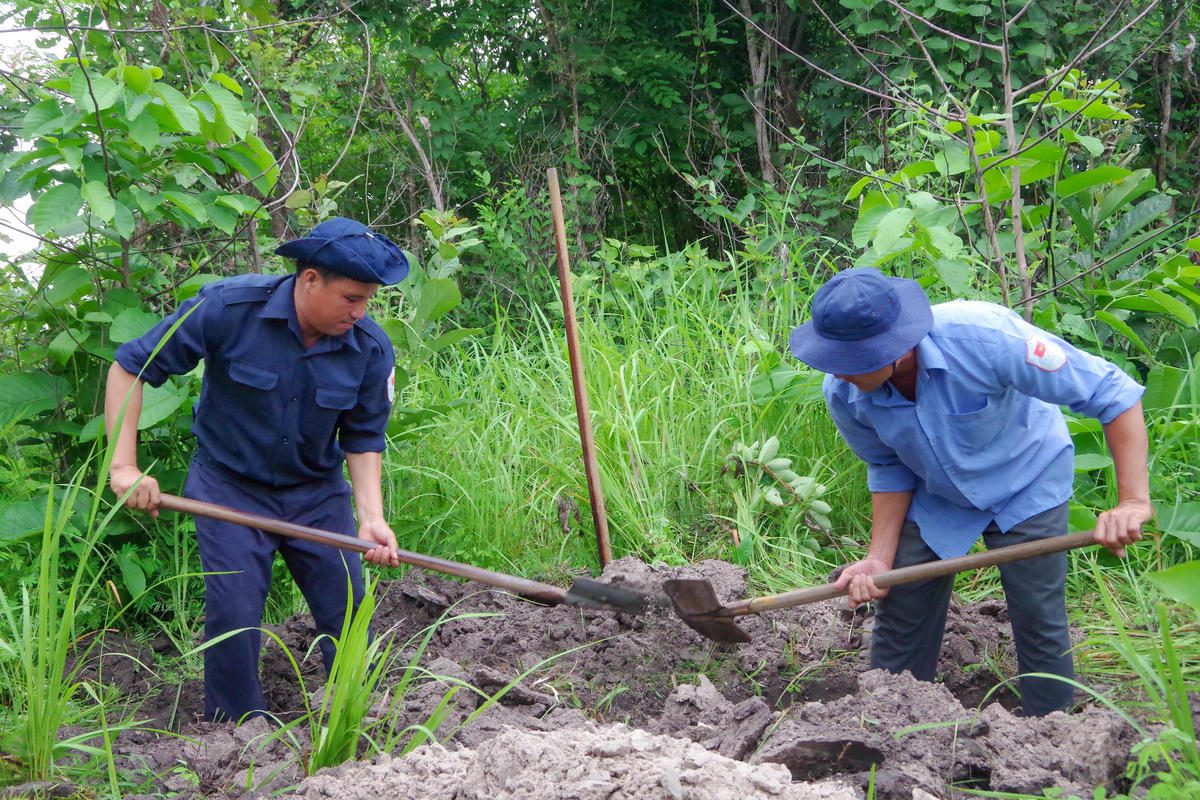 Cán bộ, chiến sĩ Đội K93 thực hiện nhiệm vụ tìm kiếm, quy tập hài cốt liệt sĩ trên đất bạn Campuchia. Ảnh: Phương Vũ