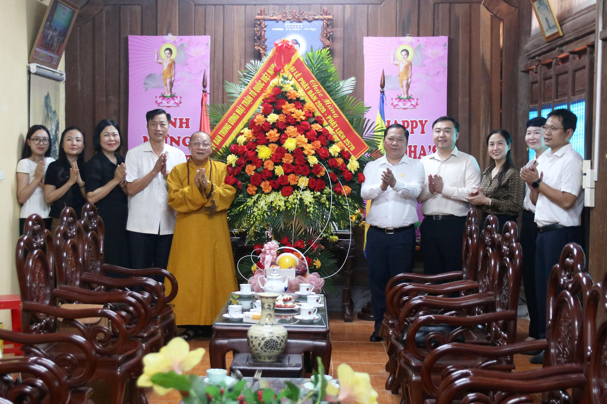 Phó Chủ tịch Nguyễn Phi Long tặng hoa chúc mừng Hòa thượng Thích Gia Quang tại chùa Liên Phái.
