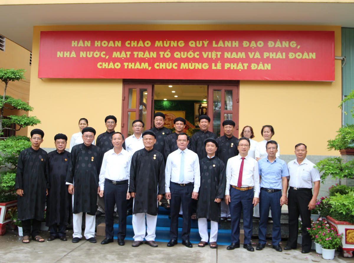 Đoàn công tác chụp ảnh lưu niệm cùng Ban Trị sự Trung ương Giáo hội Tịnh độ Cư sĩ Phật hội Việt Nam. Ảnh: QĐ.