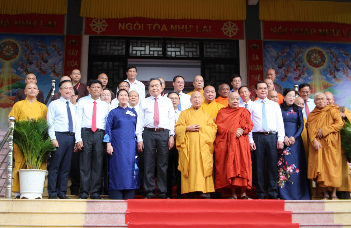 Chủ tịch Quốc hội Trần Thanh Mẫn; Chủ tịch UBTƯ MTTQ Việt Nam Bùi Thị Minh Hoài cùng các thành viên Đoàn công tác chụp ảnh lưu niệm cùng lãnh đạo GHPG Việt Nam và Văn phòng Hội đồng trị sự. Ảnh: Q.Đ.