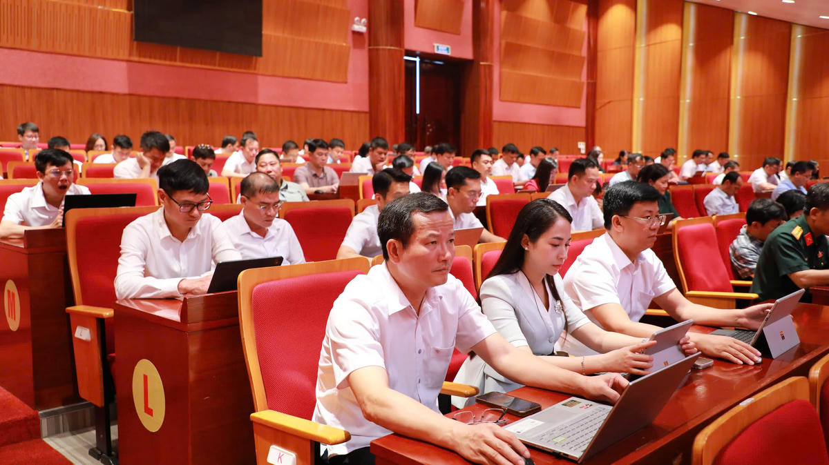 Các đại biểu nghiên cứu báo cáo sơ kết tại hội nghị.