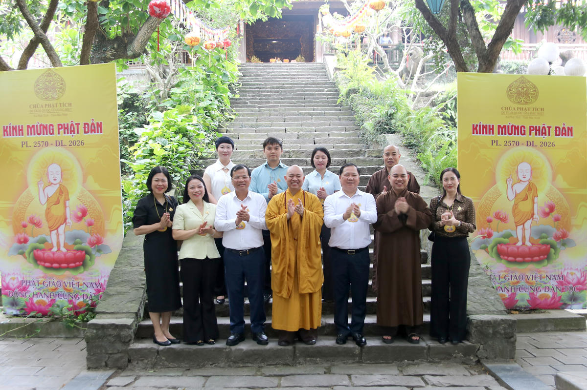 Phó Chủ tịch Nguyễn Phi Long chụp ảnh lưu niệm cùng các đại biểu tại chùa Phật Tích. Ảnh: Tiến Đạt.