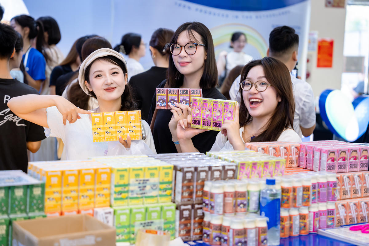 Các hoạt động tương tác đổi quà diễn ra xuyên suốt, thu hút sự quan tâm của nhiều khách tham quan (Ảnh: Duy Cường).