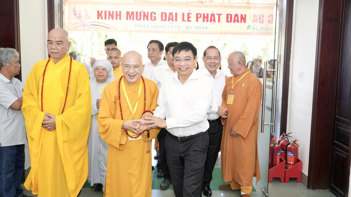 Phó Thủ tướng Nguyễn Văn Thắng thăm, chúc mừng Đại lễ Phật đản tại thành phố Huế.&nbsp;Ảnh: N.H.