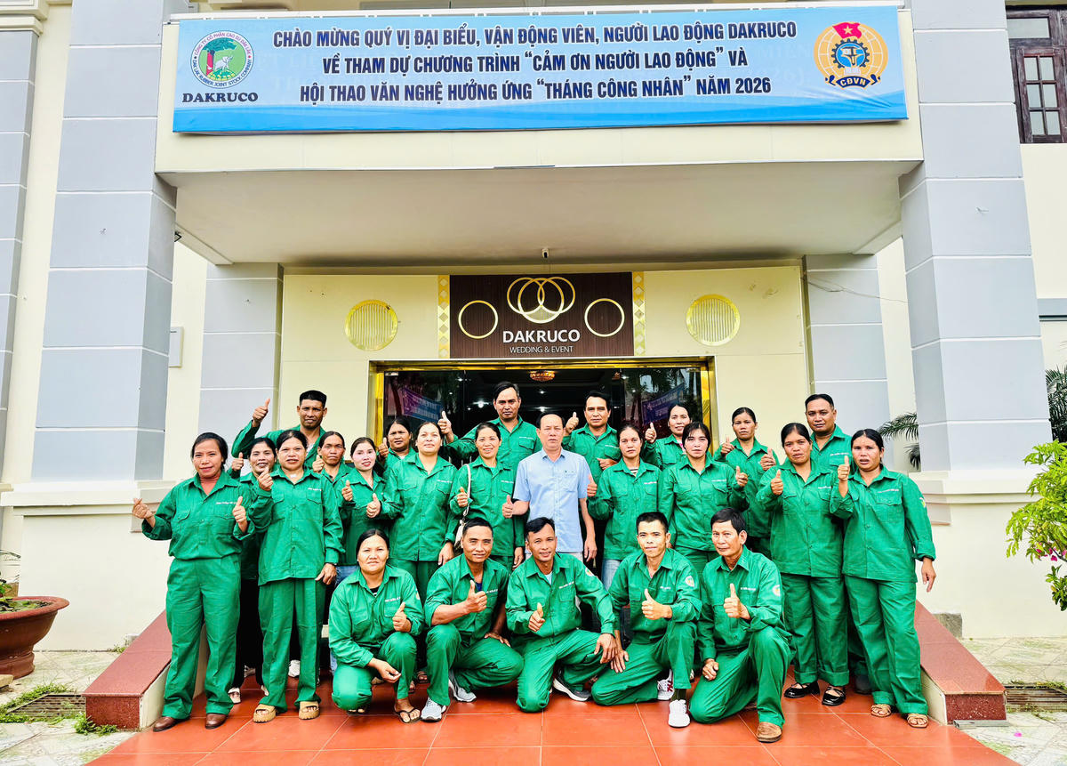 Lãnh đạo Công ty Cổ phần Cao su Đắk Lắk chụp ảnh lưu niệm với công nhân, nhân dịp tri ân người lao động.