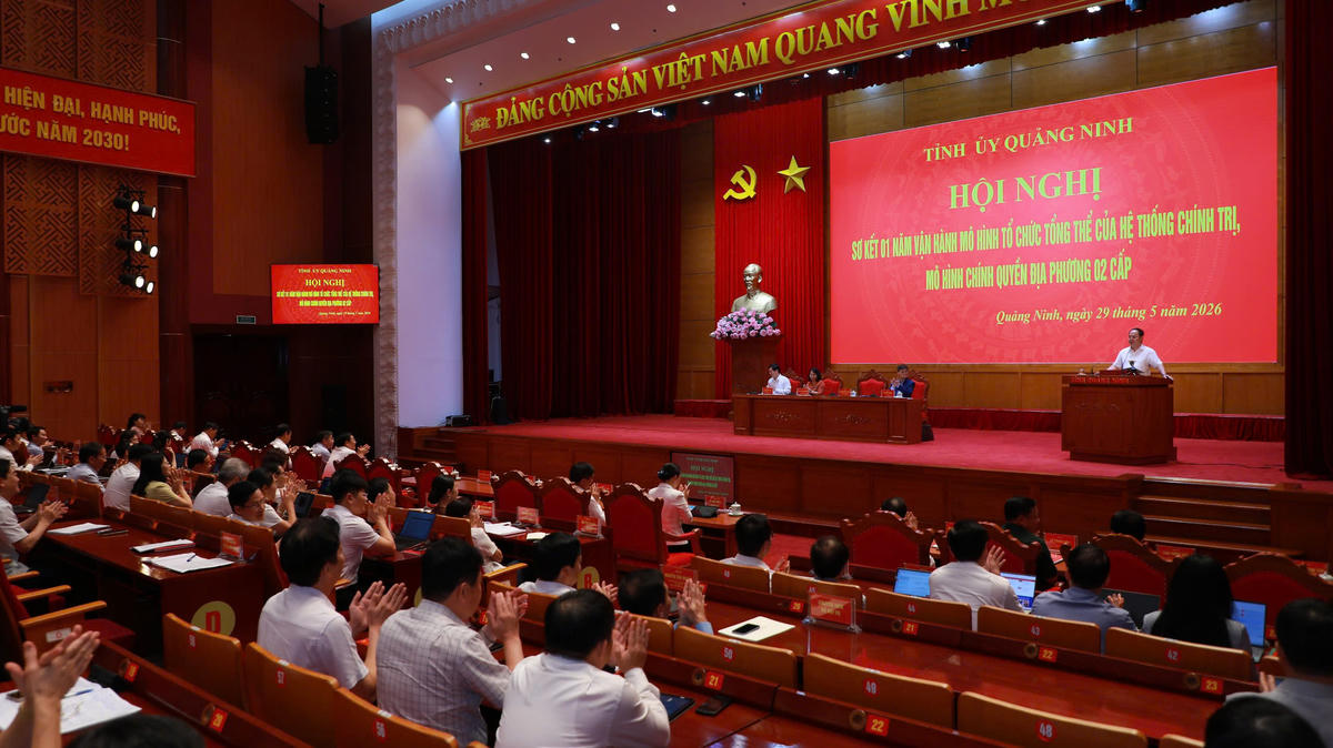 Bí thư Tỉnh ủy Quảng Ninh Quản Minh Cường ghi nhận, biểu dương những nỗ lực, cố gắng rất lớn của toàn hệ thống chính trị, của đội ngũ cán bộ, đảng viên, công chức, viên chức, người lao động, lực lượng vũ trang và nhân dân các dân tộc trong tỉnh trong suốt một năm vừa qua.