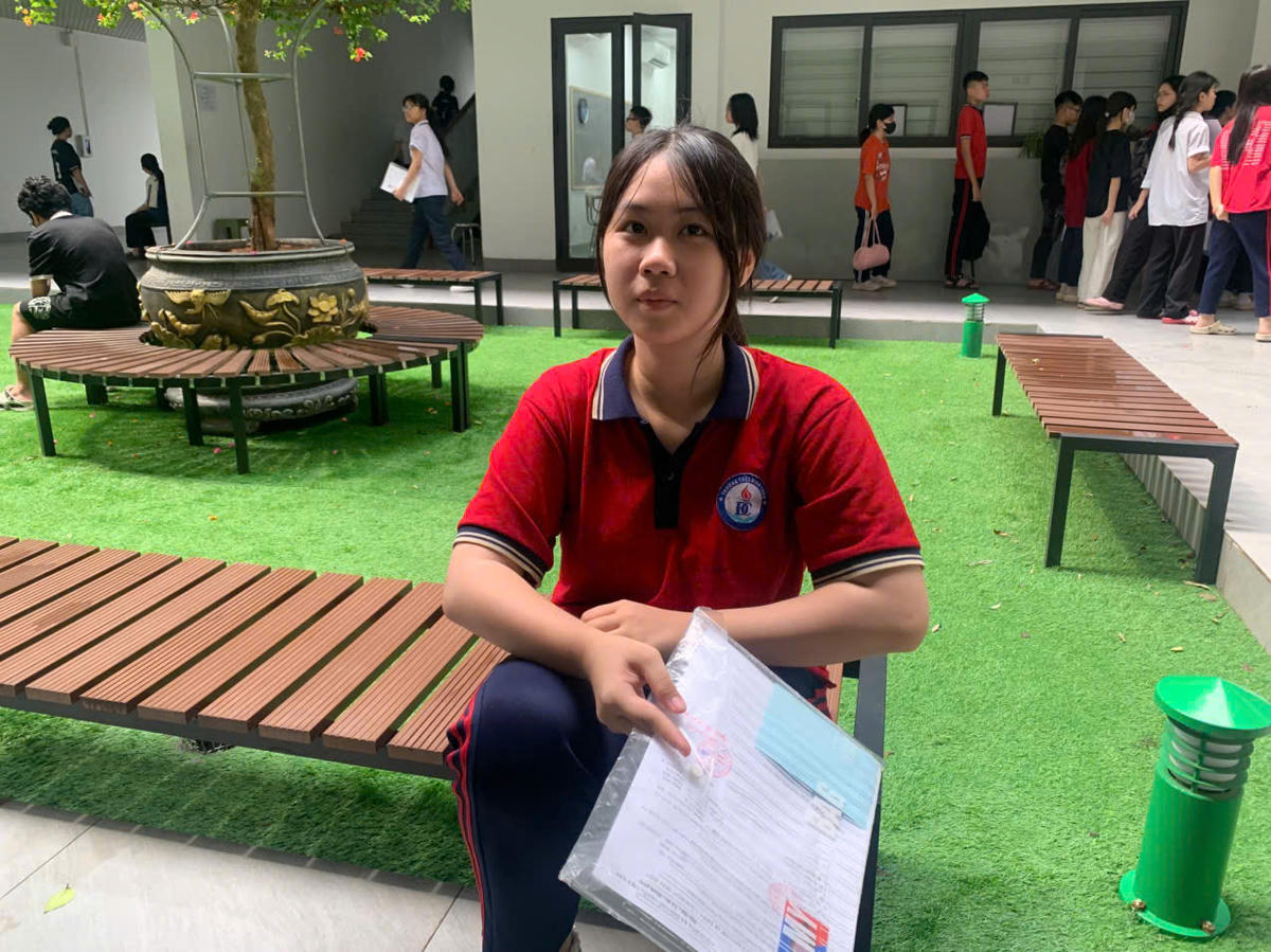 Em Phạm Quỳnh Anh, học sinh lớp 9 Trường THCS Định Công cho biết đã tập trung ôn tập đến những ngày cuối cùng trước kỳ thi. Chiều nay, em dự định cùng mẹ tới một số ngôi chùa gần nhà để cầu mong có tâm lý bình tĩnh, sáng suốt khi bước vào phòng thi.&nbsp;Ngoài việc chuẩn bị kiến thức, Quỳnh Anh cũng tự tạo thêm sự tự tin bằng những thói quen mang ý nghĩa may mắn. Em cho biết sẽ ăn xôi đỗ vào buổi sáng ngày thi và “kiêng” món trứng luộc với mong muốn có một kỳ thi thuận lợi.