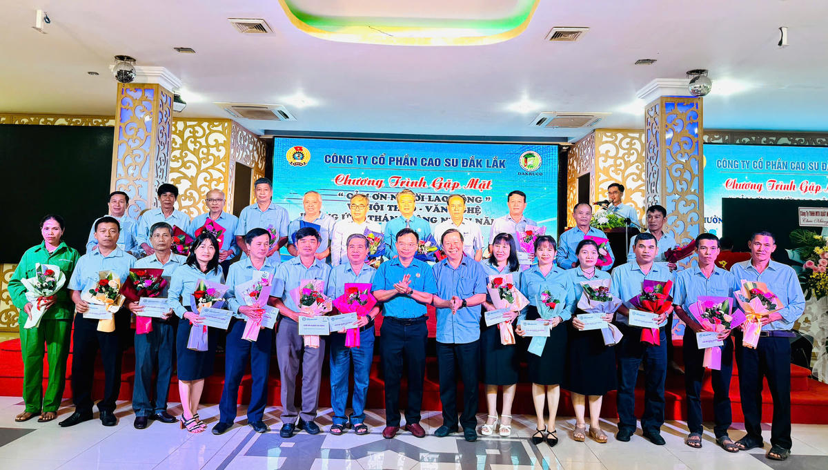 Công ty Cổ phần Cao su Đắk Lắk tặng quà, tri ân người lao động gắn bó với công ty trên 20 năm.