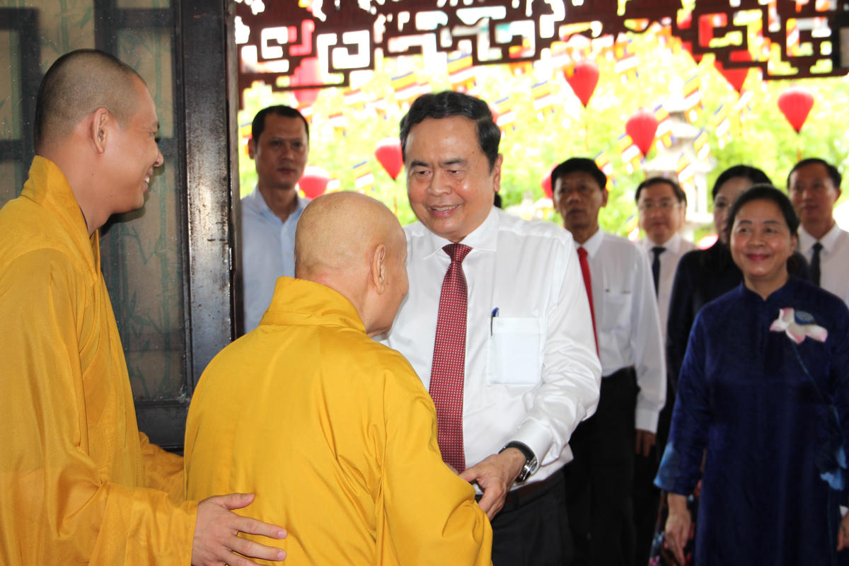 Chủ tịch Quốc hội Trần Thanh Mẫn thăm hỏi Trưởng lão Hòa thượng Thích Thiện Nhơn. Ảnh: Q.Đ.