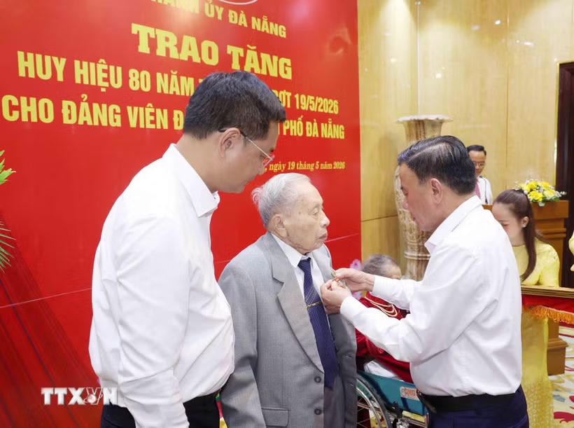 Thường trực Ban Bí thư Trần Cẩm Tú trao Huy hiệu 80 năm tuổi Đảng cho đồng chí Trần Thanh Dân, phường Hải Châu, thành phố Đà Nẵng. (Ảnh: Phương Hoa/TTXVN).