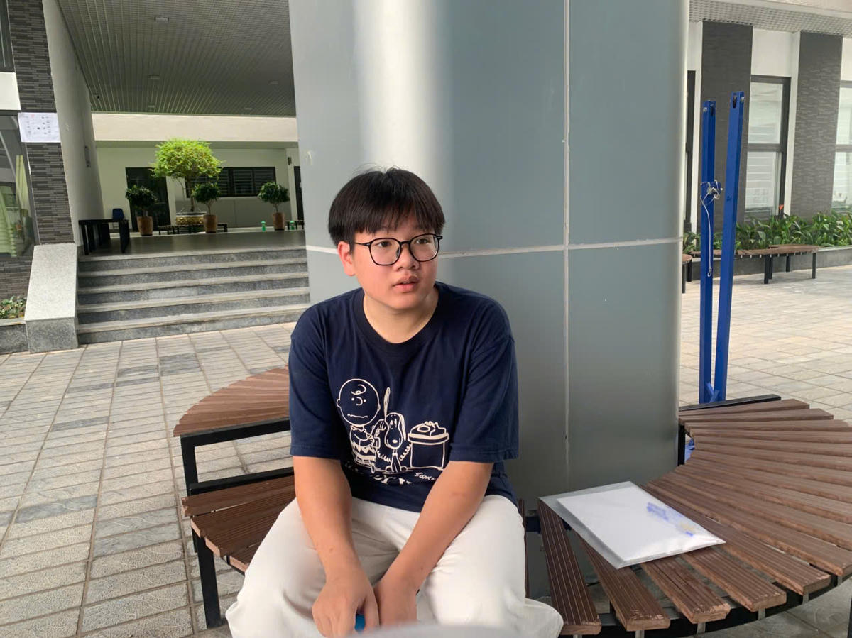 Em Kim Gia Hưng, lớp 9A7 Trường THCS Chu Văn An (xã Thanh Trì) cho biết nguyện vọng (NV1) của em là THPT Đỗ Mười, NV2 là THPT Nguyễn Quốc Trinh và NV3 là THPT Nguyễn Trãi. Với kết quả khảo sát dao động khoảng 24–25 điểm, Hưng cho biết em sắp xếp thứ tự NV dựa trên mong muốn được học gần nhà để thuận tiện đi lại. Nam sinh cũng chủ động tìm hiểu kỹ về các trường đăng ký xét tuyển, từ cơ sở vật chất đến chất lượng đội ngũ giáo viên. “Em thấy trường có cơ sở vật chất hiện đại, thầy cô dạy tốt và rất nhiệt tình nên em khá yên tâm”, Hưng chia sẻ.Chiều 29/5, sau khi hoàn tất thủ tục dự thi, Hưng dự định sẽ gặp gỡ thầy cô và bạn bè để trò chuyện, thư giãn trước ngày thi chính thức.&nbsp;