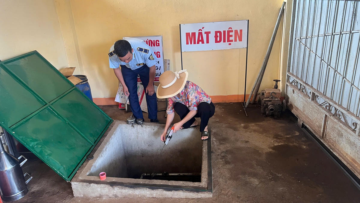 Đội trưởng Đội QLTT số 11 kiểm tra bồn chứa xăng dầu. Ảnh: Đình Sang.