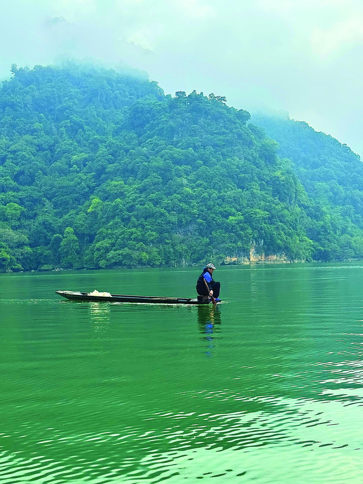 Người dân địa phương sử dụng thuyền nhỏ di chuyển trên hồ.&nbsp;