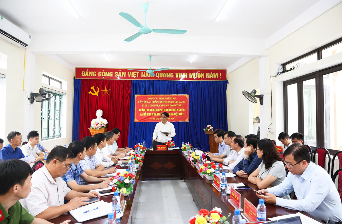 Bí thư Tỉnh ủy Cao Bằng thăm, trao kinh phí hỗ trợ người nghèo tại 4 xã khó khăn vùng cao phía Tây