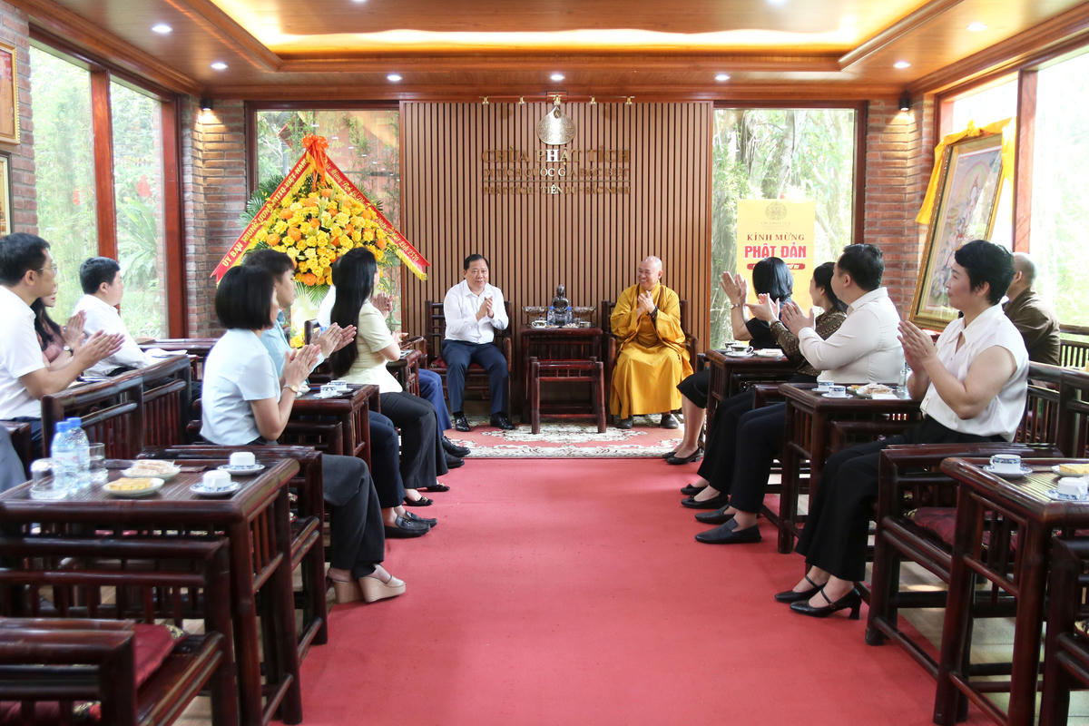 Phó Chủ tịch Nguyễn Phi Long trò chuyện cùng&nbsp;Thượng tọa Thích Đức Thiện tại chùa Phật Tích. Ảnh: Tiến Đạt.