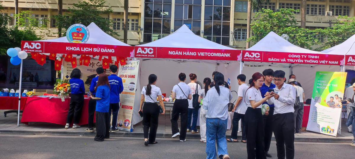 Người lao động tìm kiếm việc làm tại sàn giao dịch việc làm. Ảnh: L.H