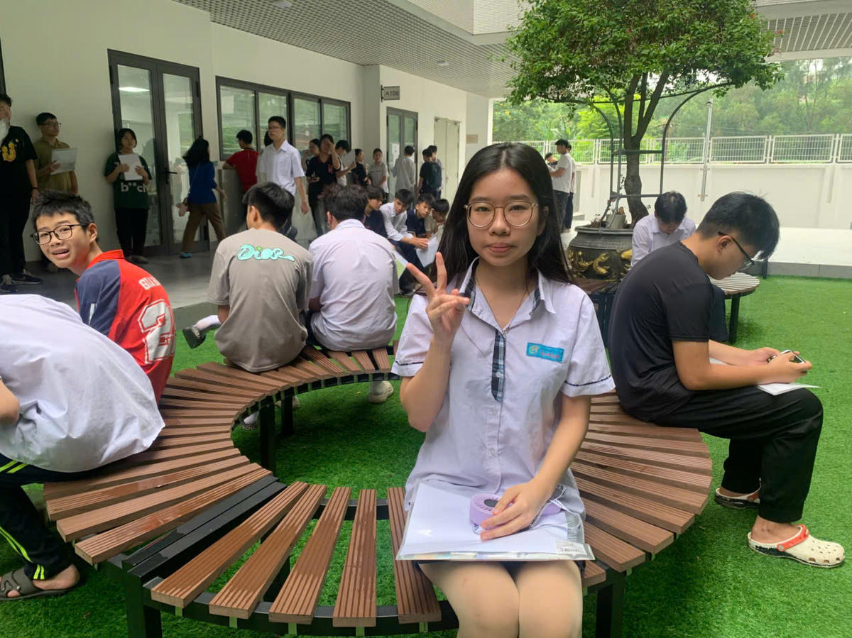 Em Nguyễn Hồng Anh, lớp 9G Trường THCS Tô Hoàng cho biết từ nhà đến điểm thi khoảng 8km. Dù đây là lần đầu tiên đến trường để dự thi vào lớp 10 nhưng trước đó Hồng Anh đã biết về trường qua nhiều kênh nên rất yêu thích và mong muốn trúng tuyển vào trường có cơ sở vật chất hiện đại, đầy đủ. Kết quả thi khảo sát gần nhất của Hồng Anh khoảng 20 điểm. NV2 em chọn Trường THPT Hoàng Cầu. Bố mẹ rất ủng hộ quyết định của Hồng Anh và có chuẩn bị phương án dự phòng là Trường THPT Tạ Quang Bửu.&nbsp;Với thế mạnh là môn Ngữ văn, Hồng Anh cho biết em dự kiến sẽ tập trung làm đến đâu chắc đến đó, không sa đà vào những câu quá khó so với năng lực cũng như kiểm tra chắc chắn để không mất điểm ở những phần kiến thức cơ bản.