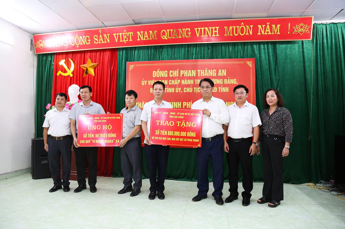 Bí thư Tỉnh ủy Cao Bằng thăm, trao kinh phí hỗ trợ người nghèo tại 4 xã khó khăn vùng cao phía Tây