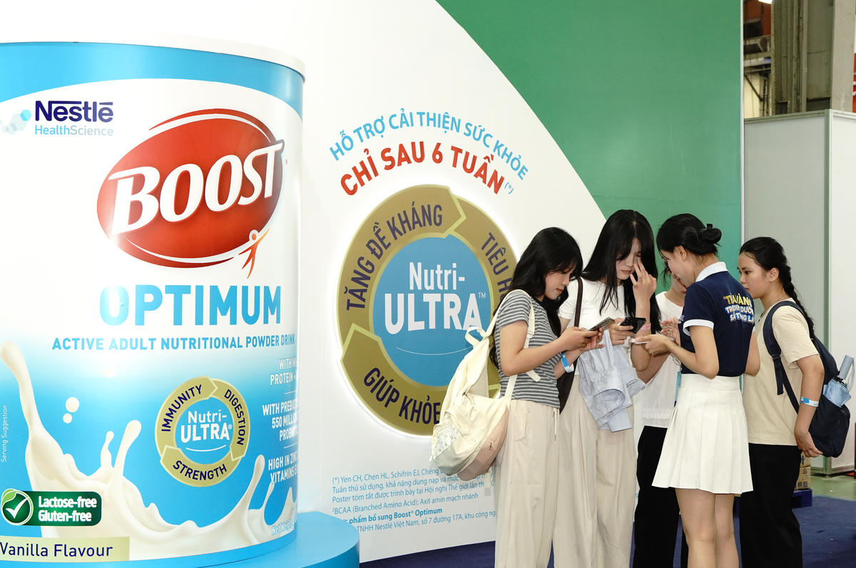 Khách tham quan tìm hiểu thông tin về sản phẩm tại gian hàng Nestlé Health Science