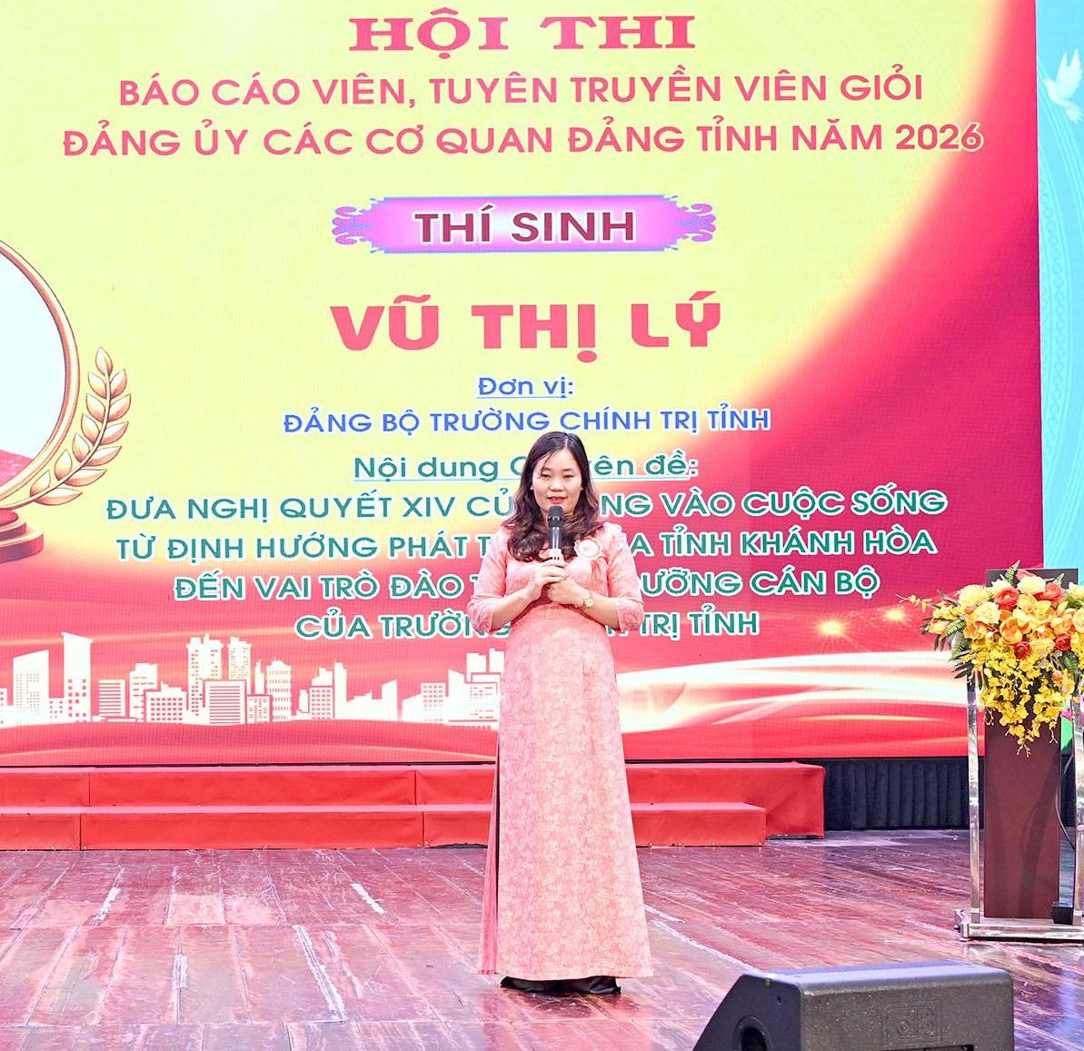Thí sinh Vũ Thị Lý, Đảng bộ Trường Chính trị tỉnh Khánh Hòa thể hiện phần thi.