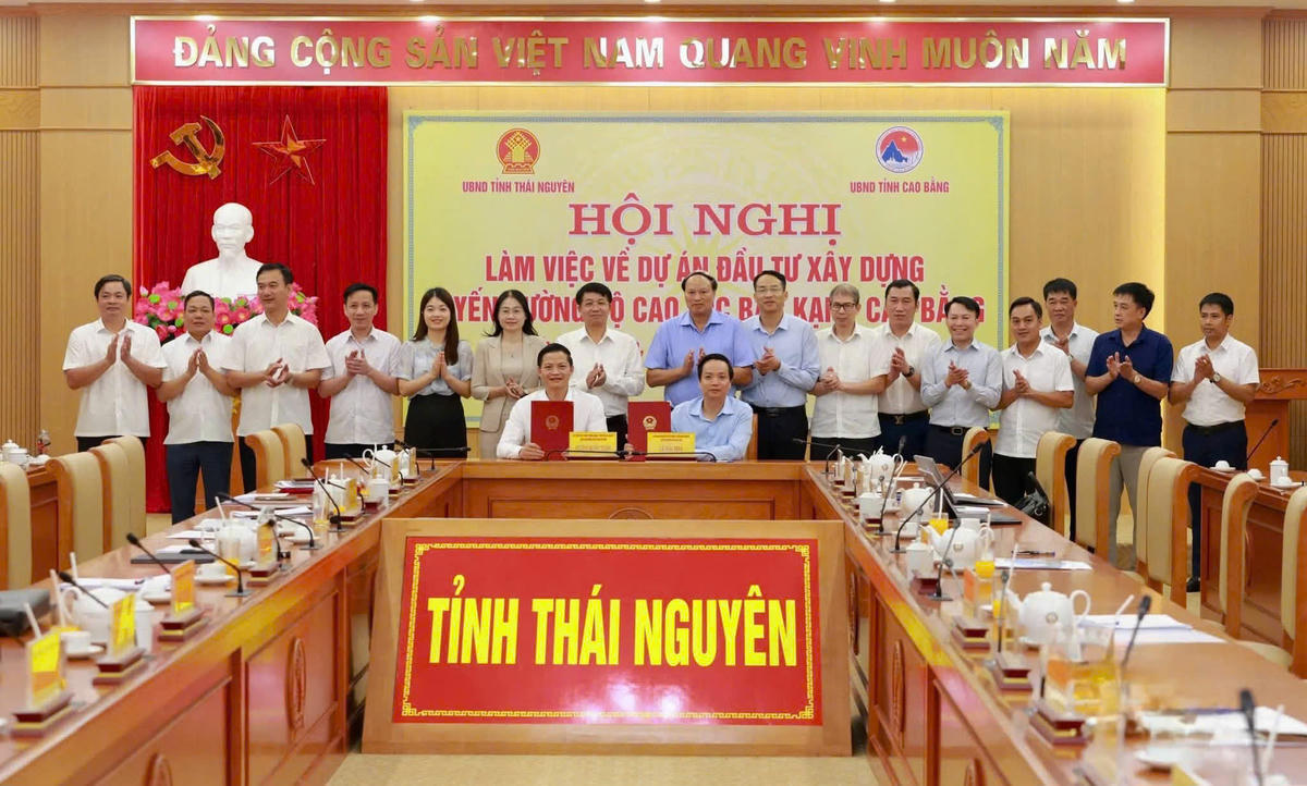Chủ tịch UBND tỉnh hai tỉnh Thái Nguyên và Cao Bằng ký kết phối hợp. Ảnh: Mạnh Nghịch.