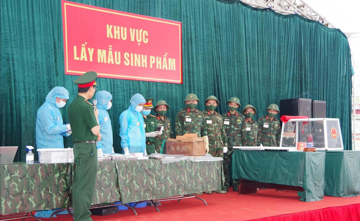 Cán bộ số hoá tạo mã định danh phục vụ lấy mẫu hài cốt liệt sĩ tại nghĩa trang liệt sĩ Tân Tiến, phường An Dương, TP Hải Phòng. Ảnh: Nguyễn Thảo.&nbsp;