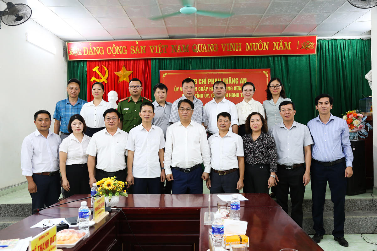 Bí thư Tỉnh ủy Cao Bằng thăm, trao kinh phí hỗ trợ người nghèo tại 4 xã khó khăn vùng cao phía Tây