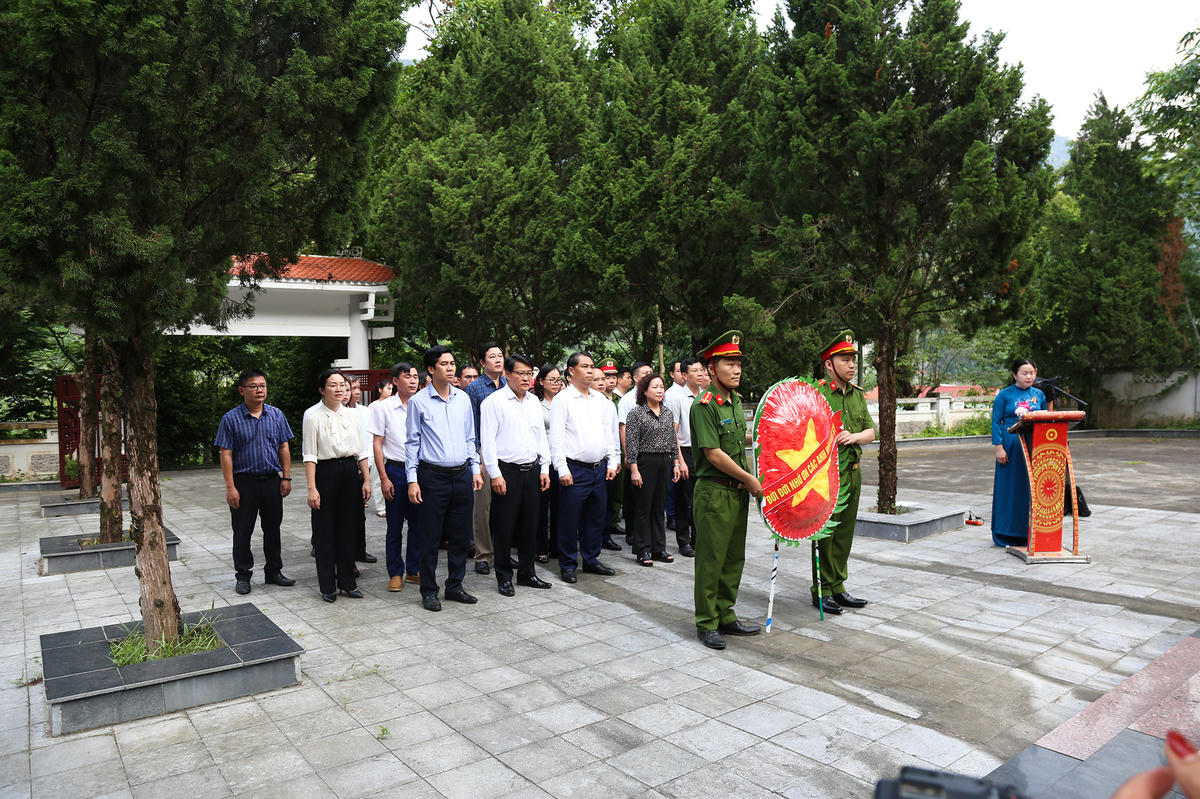 Từ 7h sáng ngày 29/5, Bí thư Tỉnh ủy Cao Bằng và đoàn công tác dâng hoa, thắp hương tưởng nhớ các Anh hùng liệt sĩ tại Nghĩa trang liệt sĩ xã Bảo Lâm.
