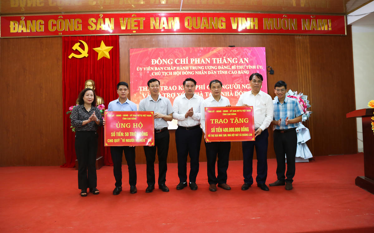 Bí thư Tỉnh ủy Cao Bằng thăm, trao kinh phí hỗ trợ người nghèo tại 4 xã khó khăn vùng cao phía Tây