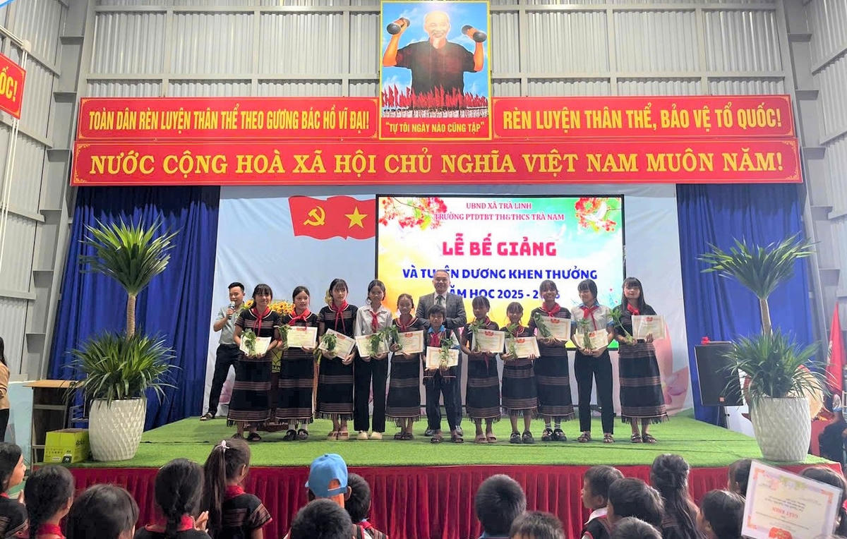 Mỗi học sinh giỏi, xuất sắc được nhận 5 cây giống sâm Ngọc Linh trong lễ tuyên dương cuối năm học. Ảnh: Đ.C