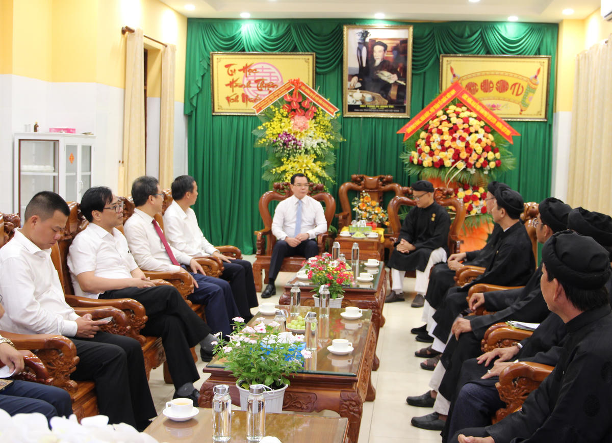 Ông Nguyễn Đình Khang  thay mặt lãnh đạo Đảng, Nhà nước, MTTQ Việt Nam chúc mừng Phó Huấn sư Nguyễn Ngọc Ánh. Ảnh: QĐ.