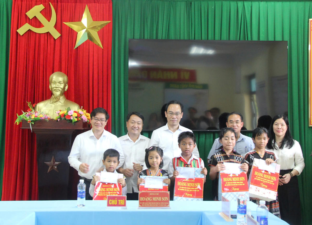 Bộ trưởng Bộ Giáo dục và Đào tạo Hoàng Minh Sơn (ở giữa) tặng quà cho học sinh biên giới của xã Hùng Sơn. Ảnh: TT.