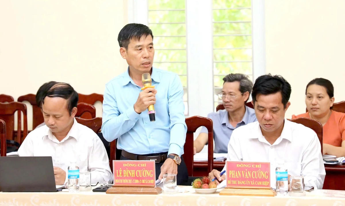 Lãnh đạo xã Cam Hiệp báo cáo tại buổi làm việc.