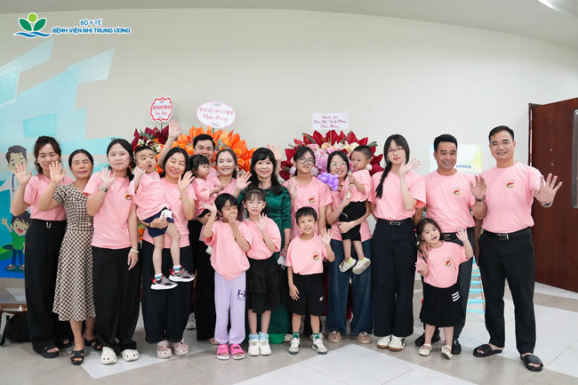 Các em nhỏ từng được ghép gan thành công nay đã khỏe mạnh và rất vui tươi, hào hứng đến tham dự chương trình